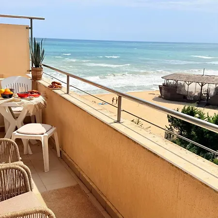 G404 - - Beachfront Apartman