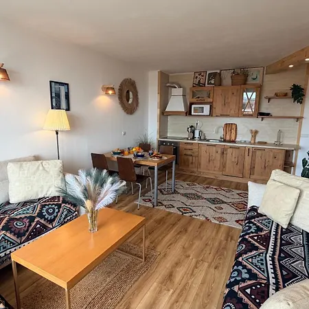 G404 - - Beachfront Apartman