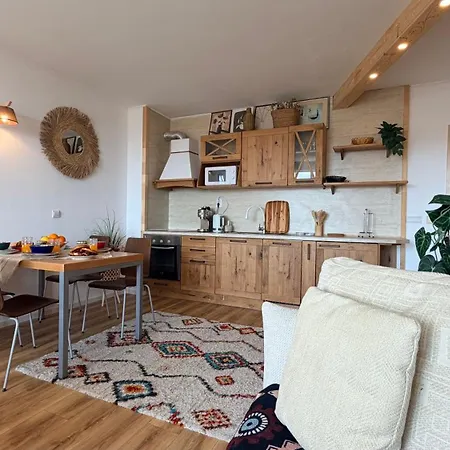 G404 - - Beachfront Apartman
